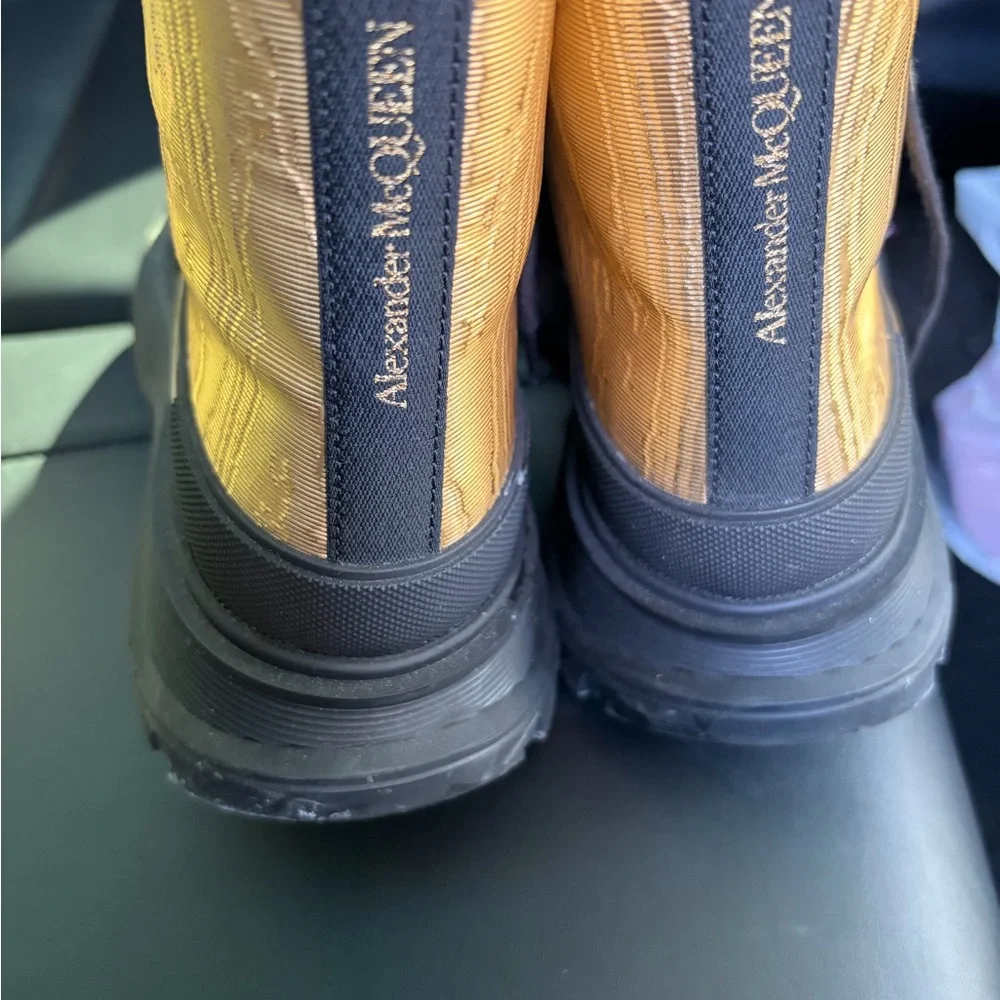 Alexander McQueen Gold and Black Textured Boots - Picture 4 of 7